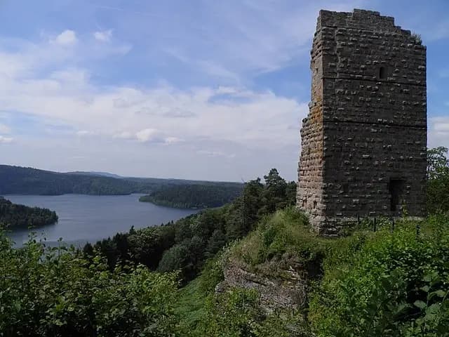 Château et lac de Pierre-Percée