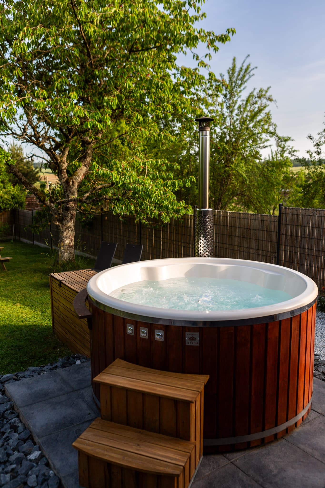 Bain nordique en bois dans le jardin zen du gîte