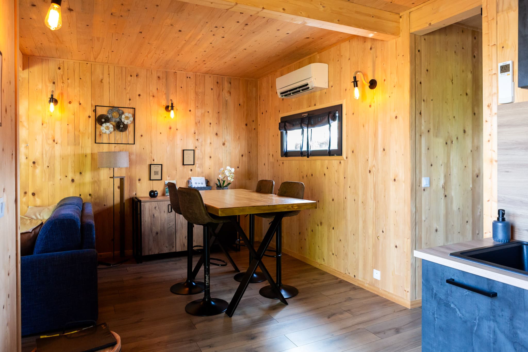 Coin salon et salle à manger tout en bois