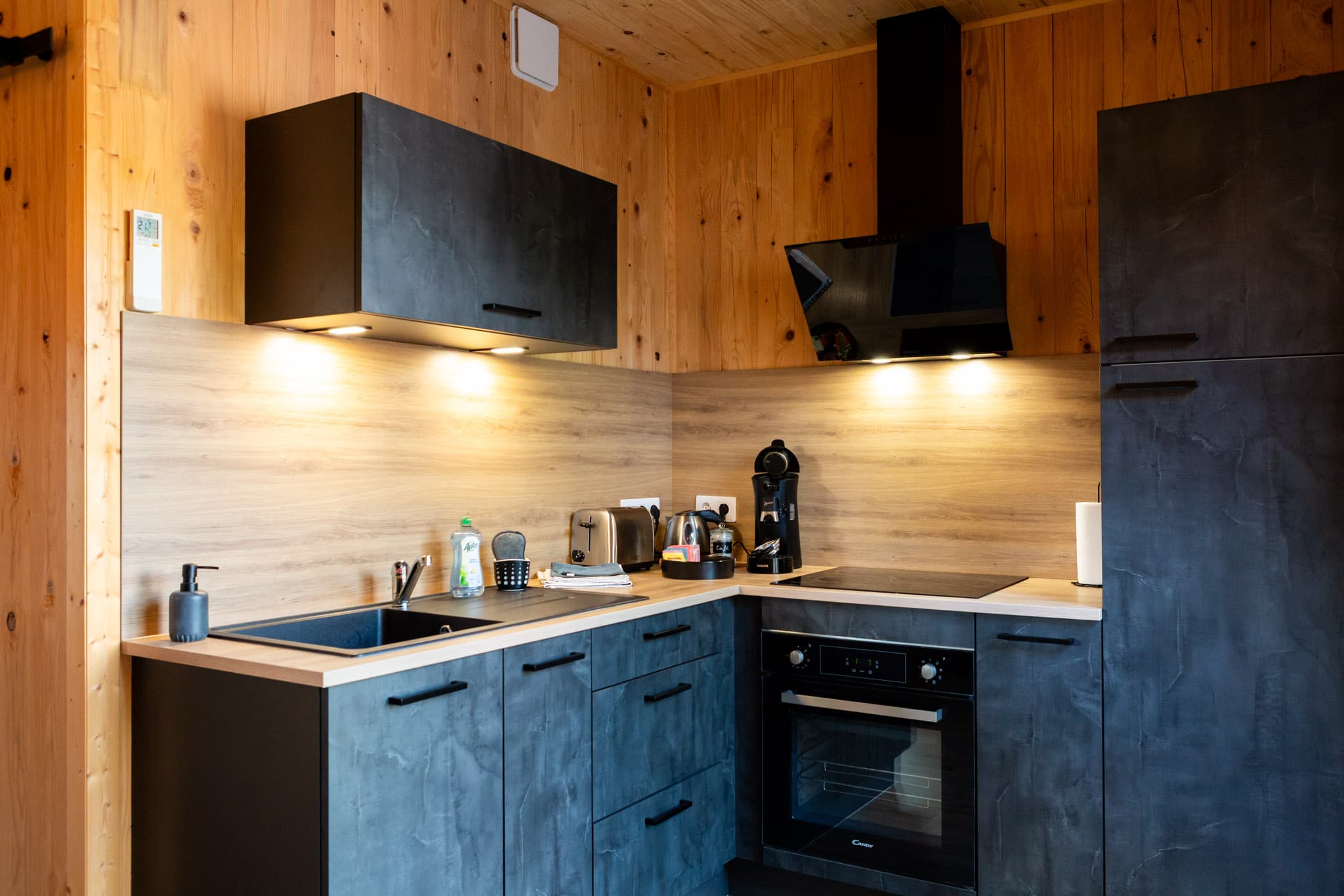 Cuisine noire équipée d’électroménager moderne