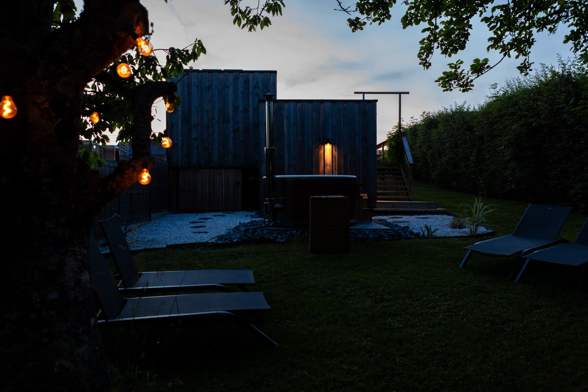 Le gîte au crépuscule, illuminé de guirlandes