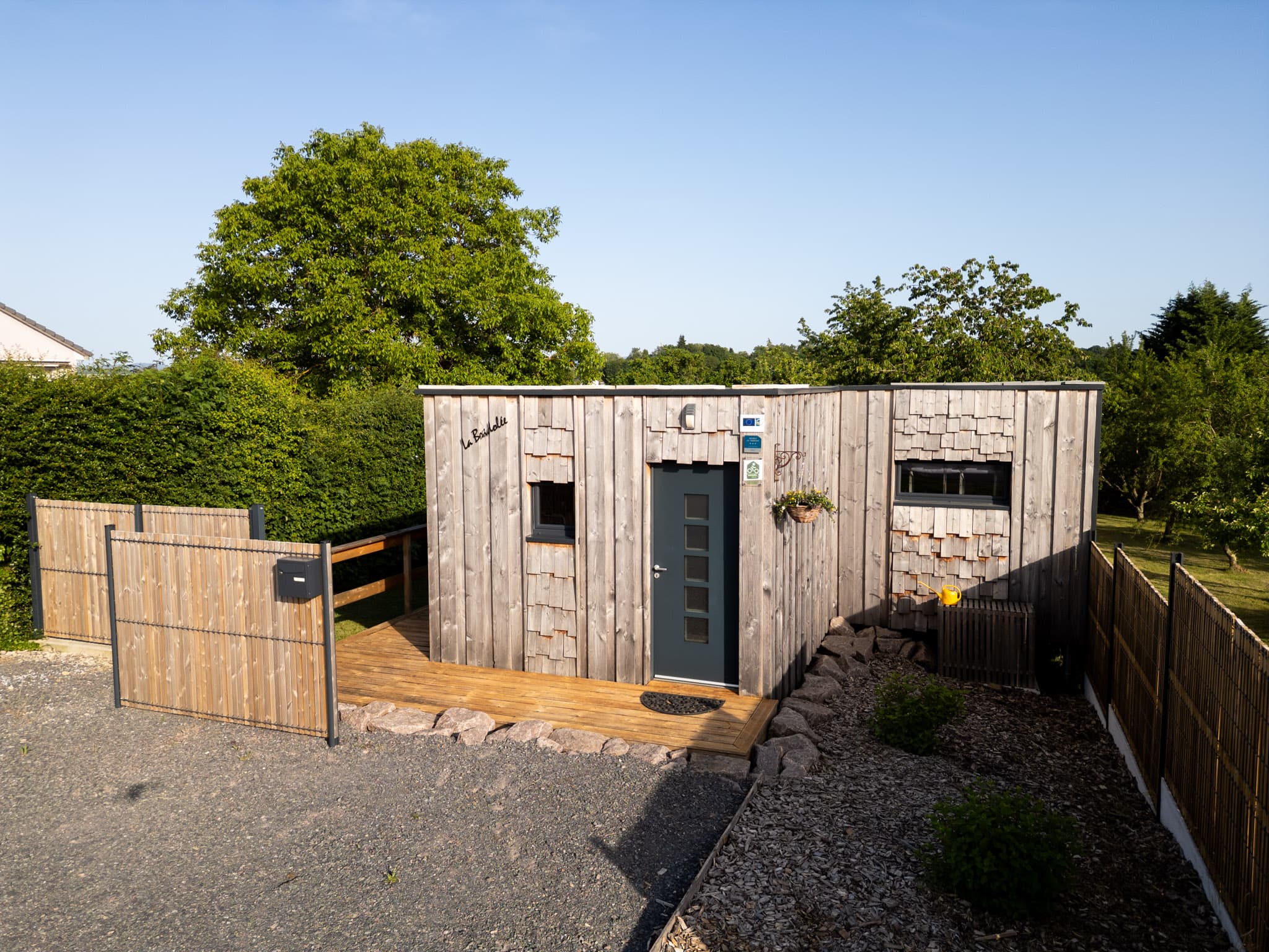 Façade en bois du gîte La Bridolée et son jardin privatif à Lorquin