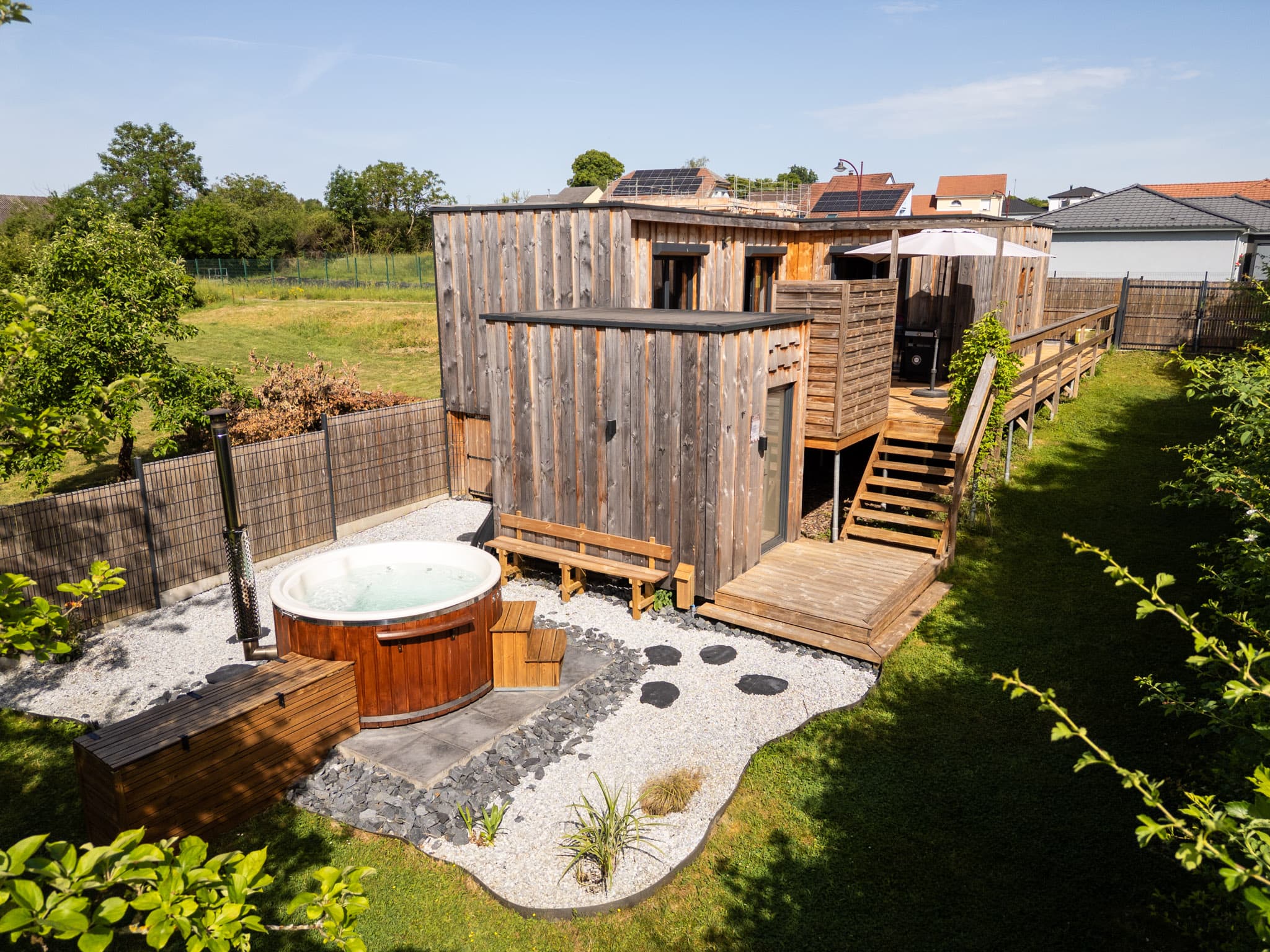 Vue du gîte tout en bois La Bridolée avec bain nordique, jardin zen et verger, à Lorquin en Moselle Sud
