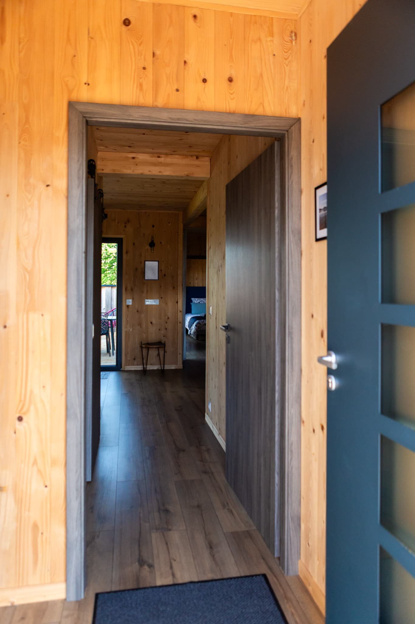 Couloir en bois desservant la chambre