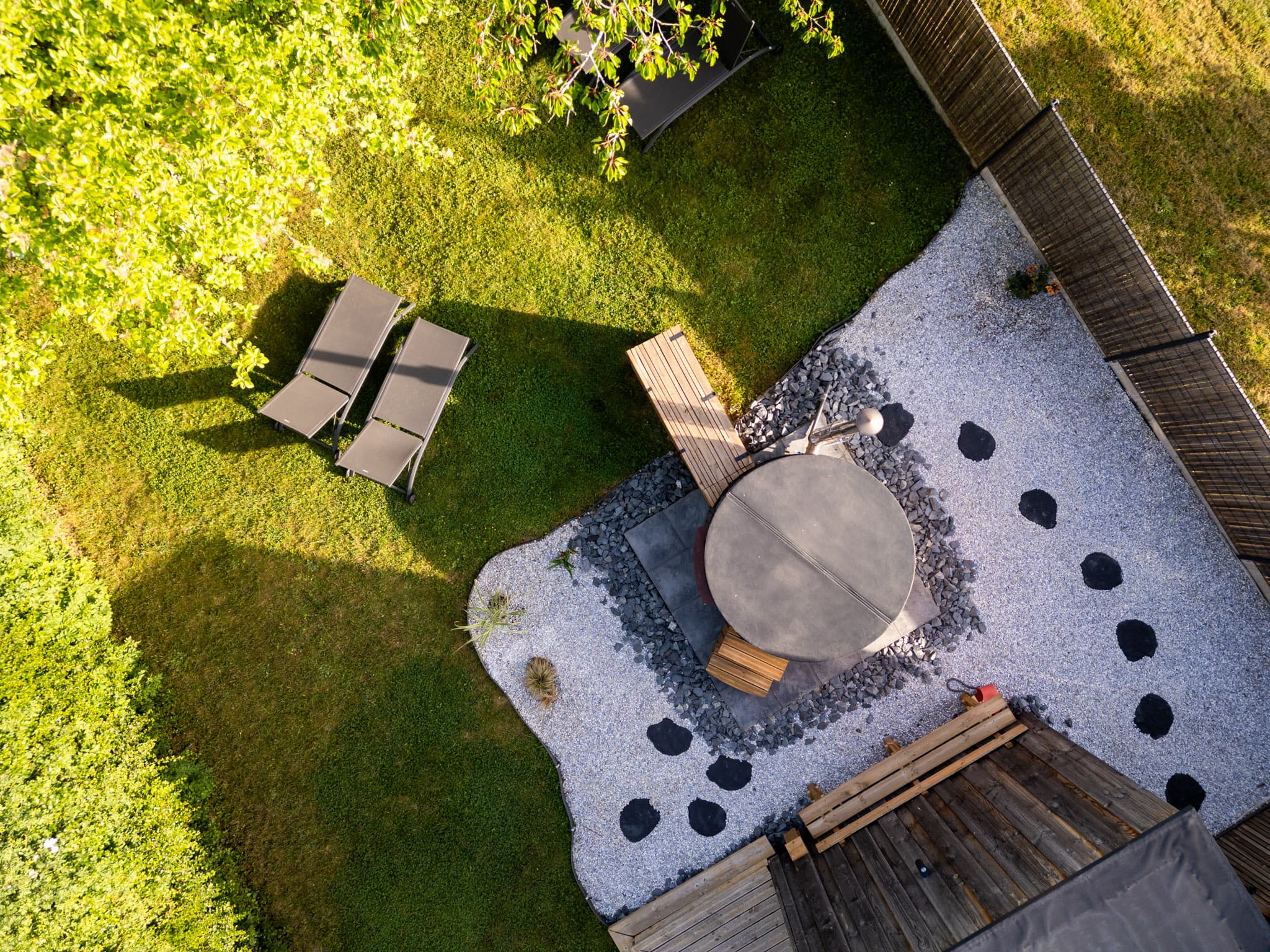 Vue aérienne du jardin zen et du bain nordique