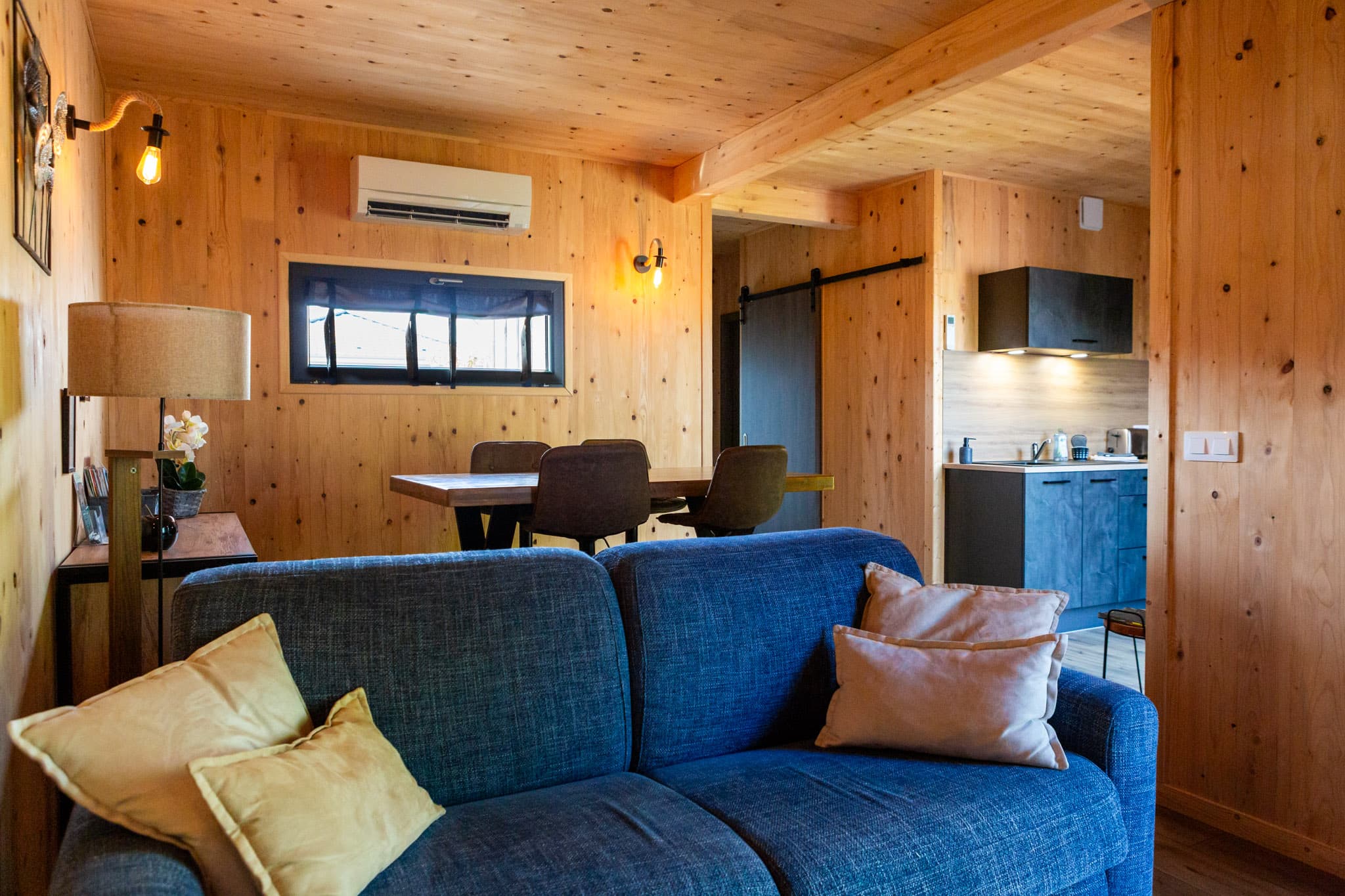 Salon chaleureux du gîte La Bridolée, entièrement habillé de bois